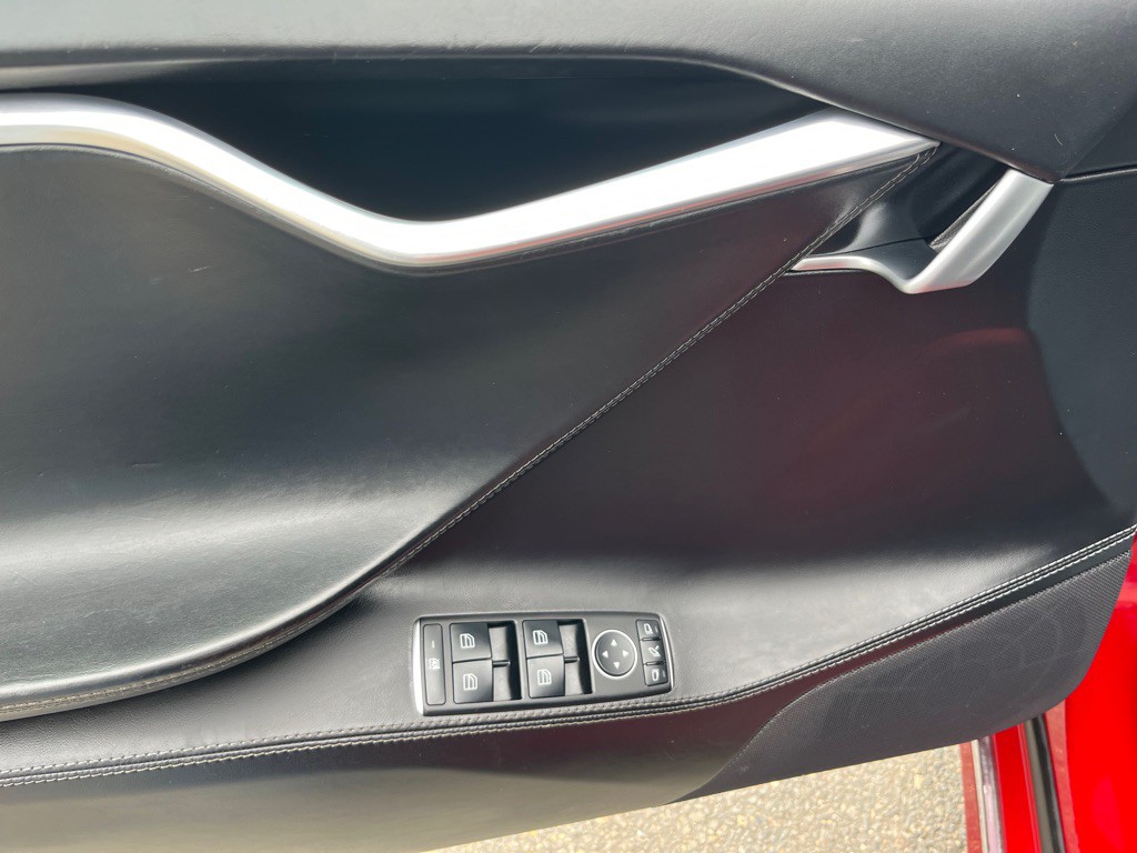 2016 Tesla Model S Image 10