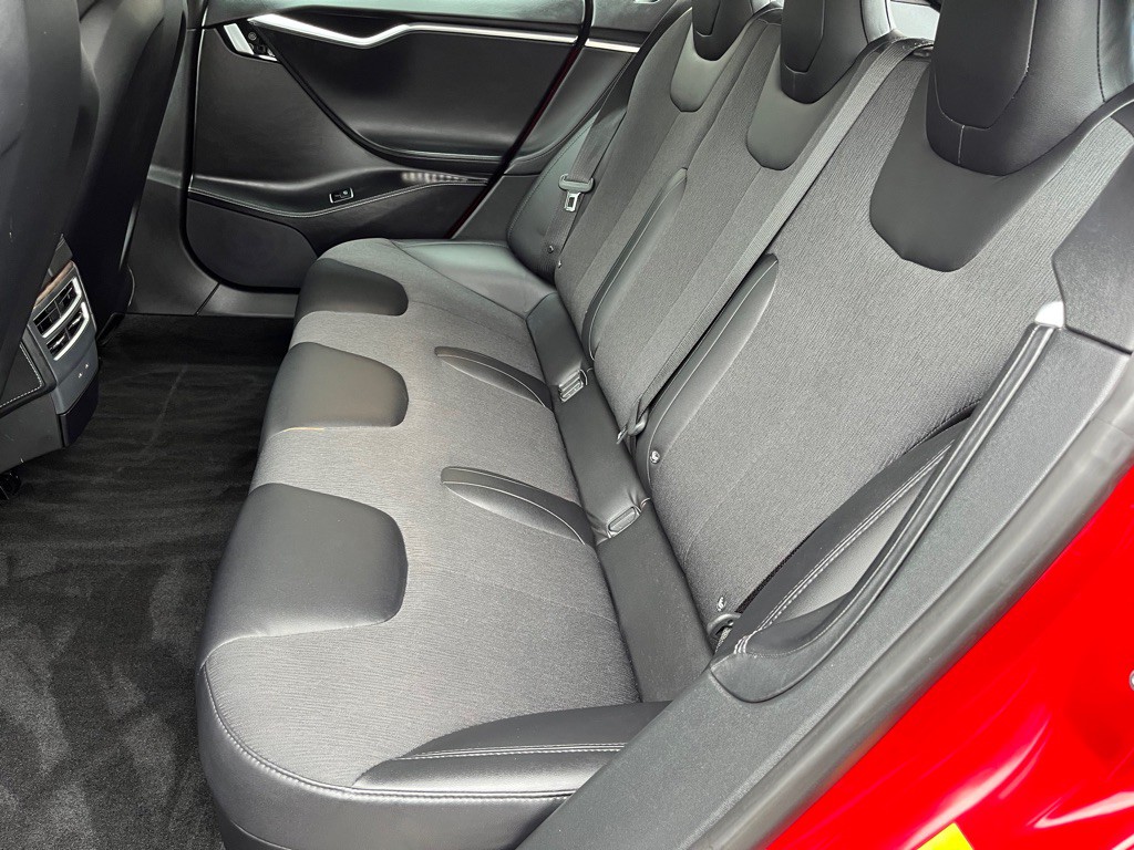 2016 Tesla Model S Image 17