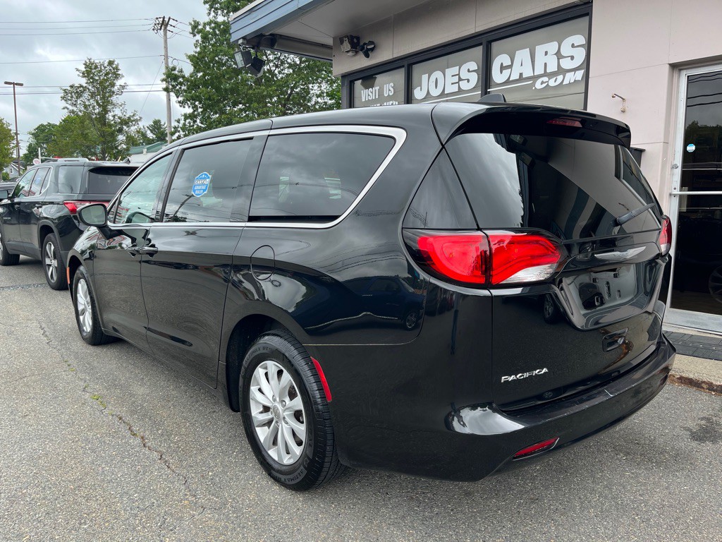 2017 Chrysler Pacifica Image 2