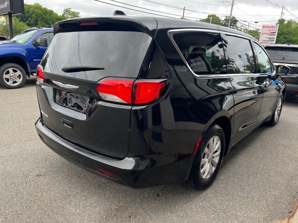 2017 Chrysler Pacifica Image 3