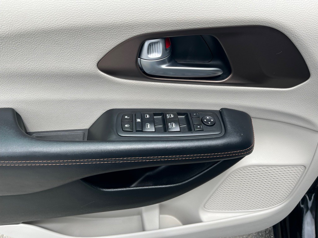 2017 Chrysler Pacifica Image 11