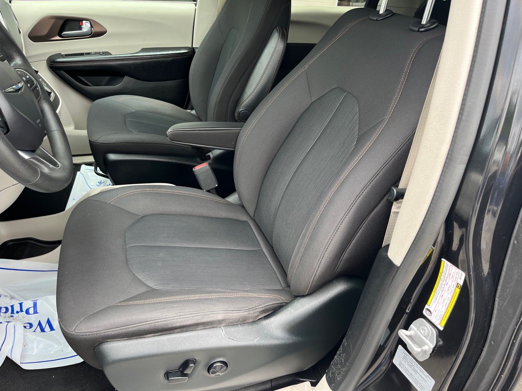 2017 Chrysler Pacifica Image 12