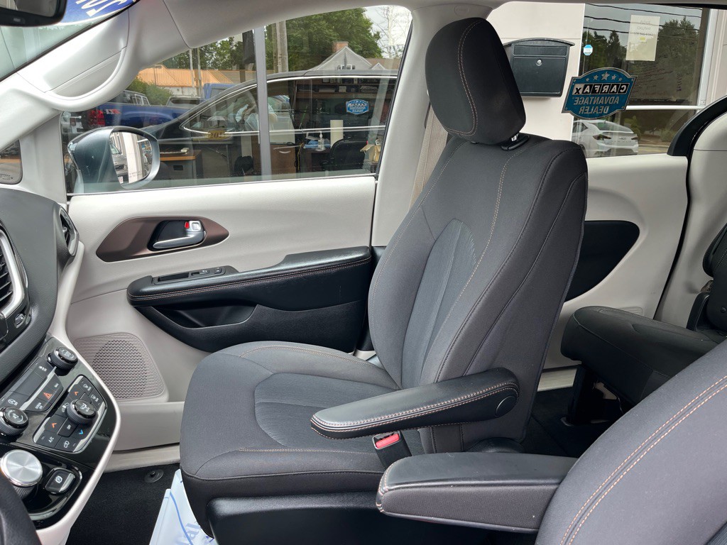 2017 Chrysler Pacifica Image 13