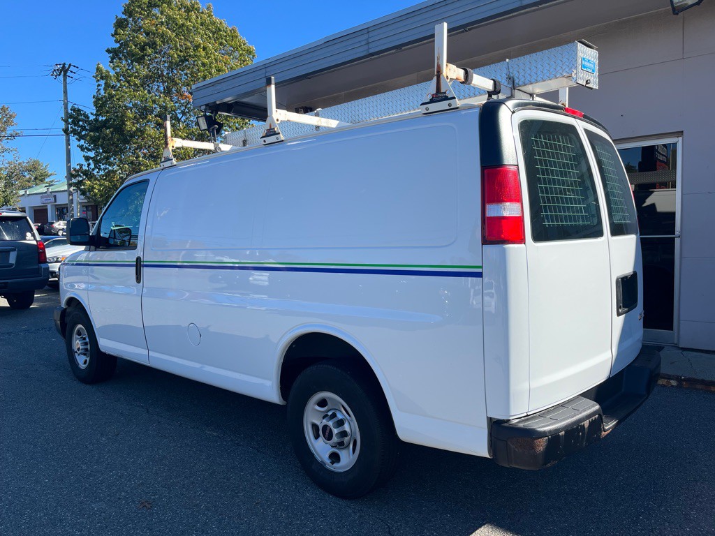 2017 GMC Savana Image 2