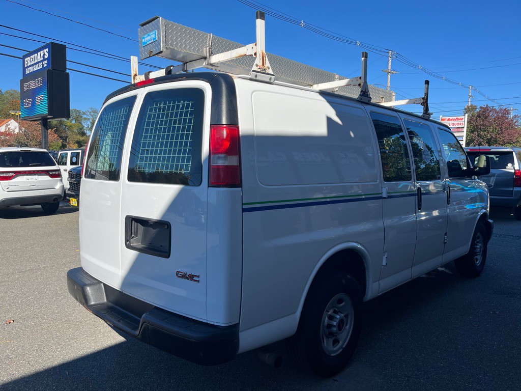 2017 GMC Savana Image 3