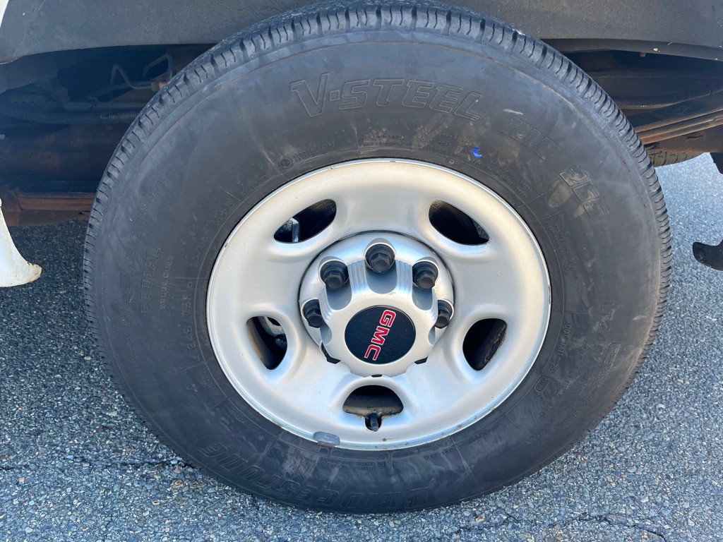 2017 GMC Savana Image 7