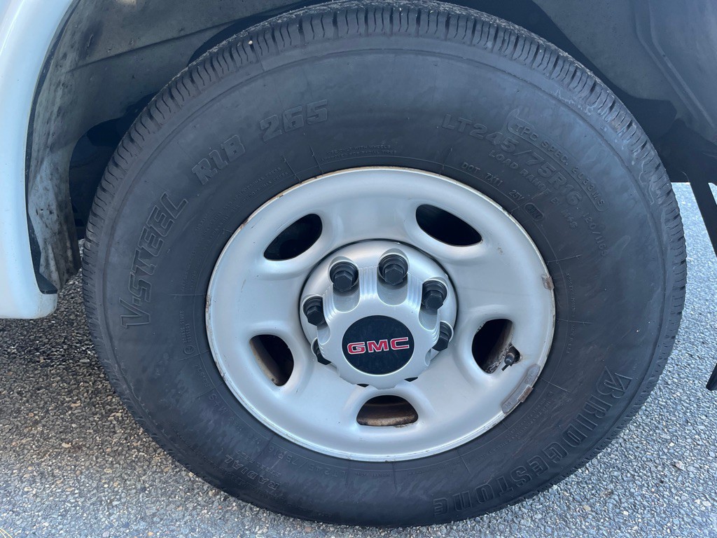 2017 GMC Savana Image 9
