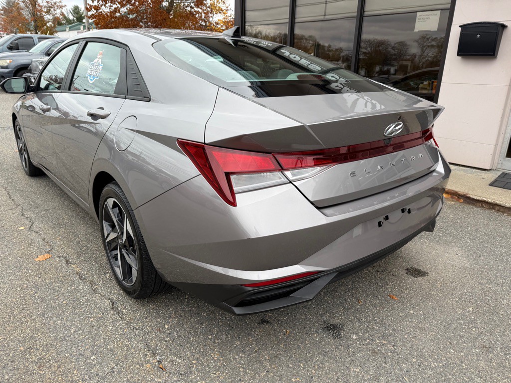 2023 Hyundai Elantra Image 2