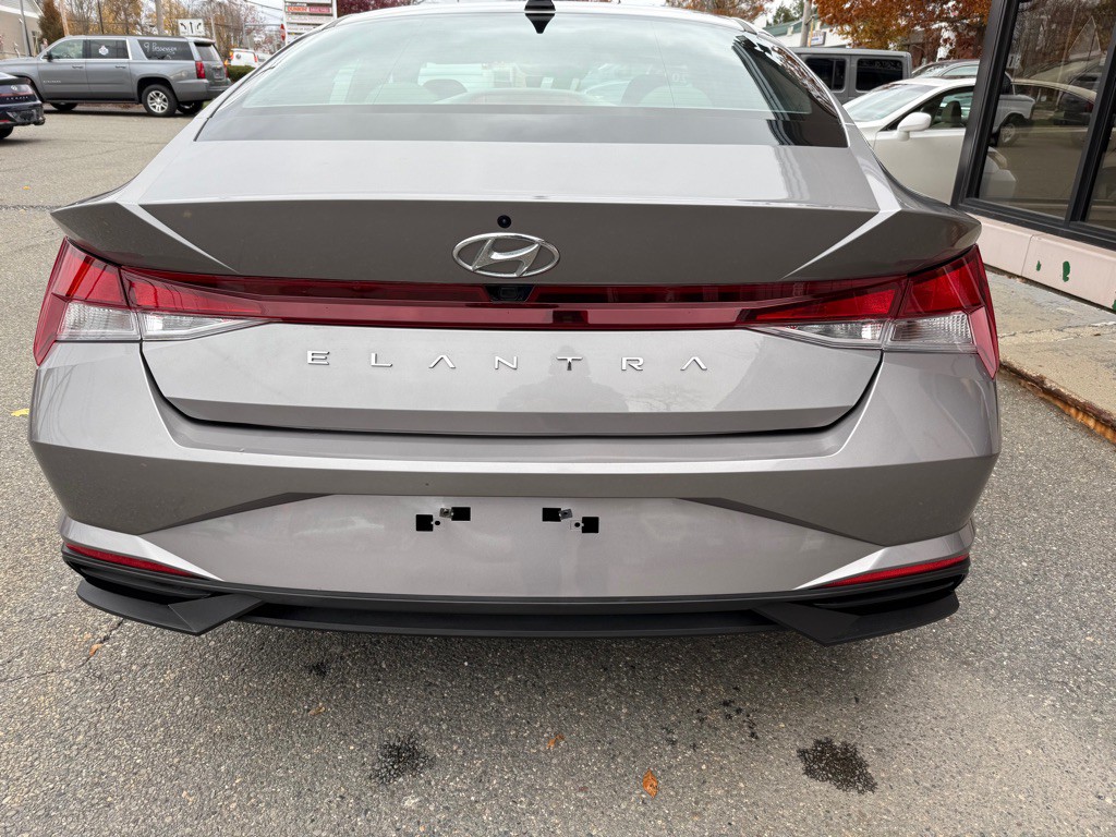 2023 Hyundai Elantra Image 3