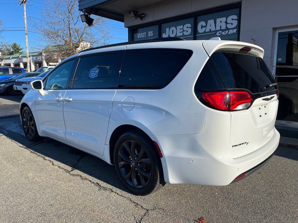 2019 Chrysler Pacifica Image 2