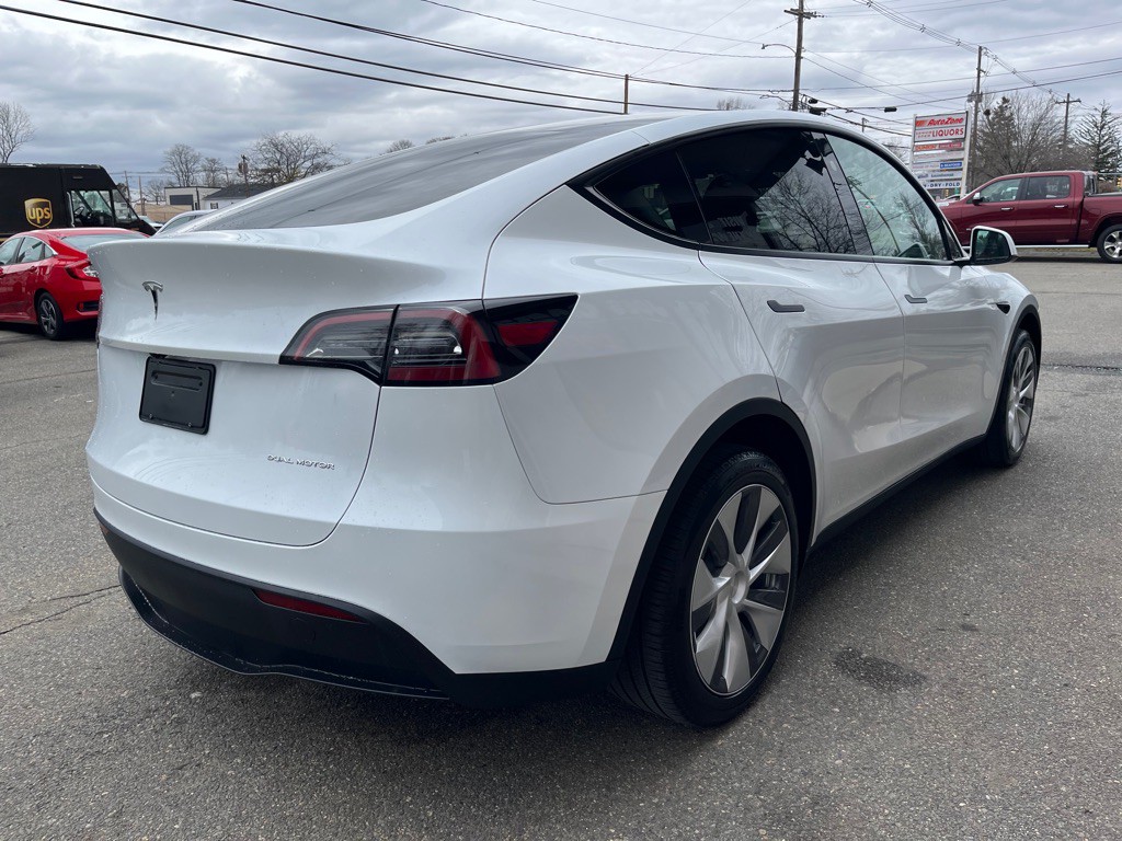 2024 Tesla Model Y Image 3
