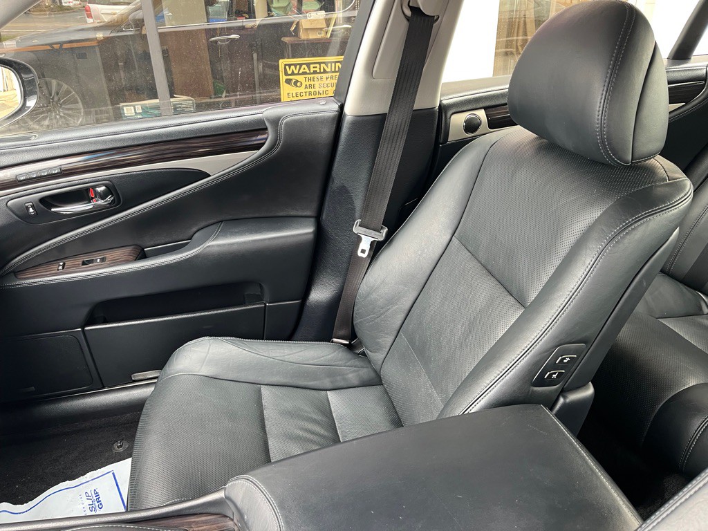 2015 Lexus LS Image 12