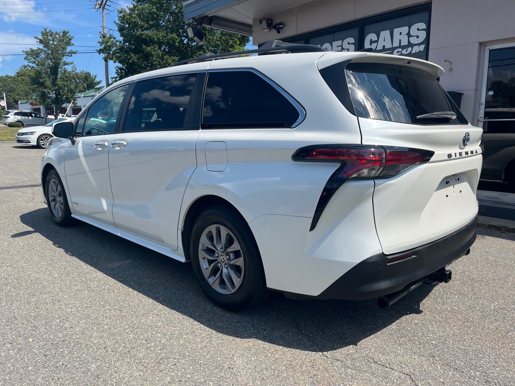 2021 Toyota Sienna Image 2