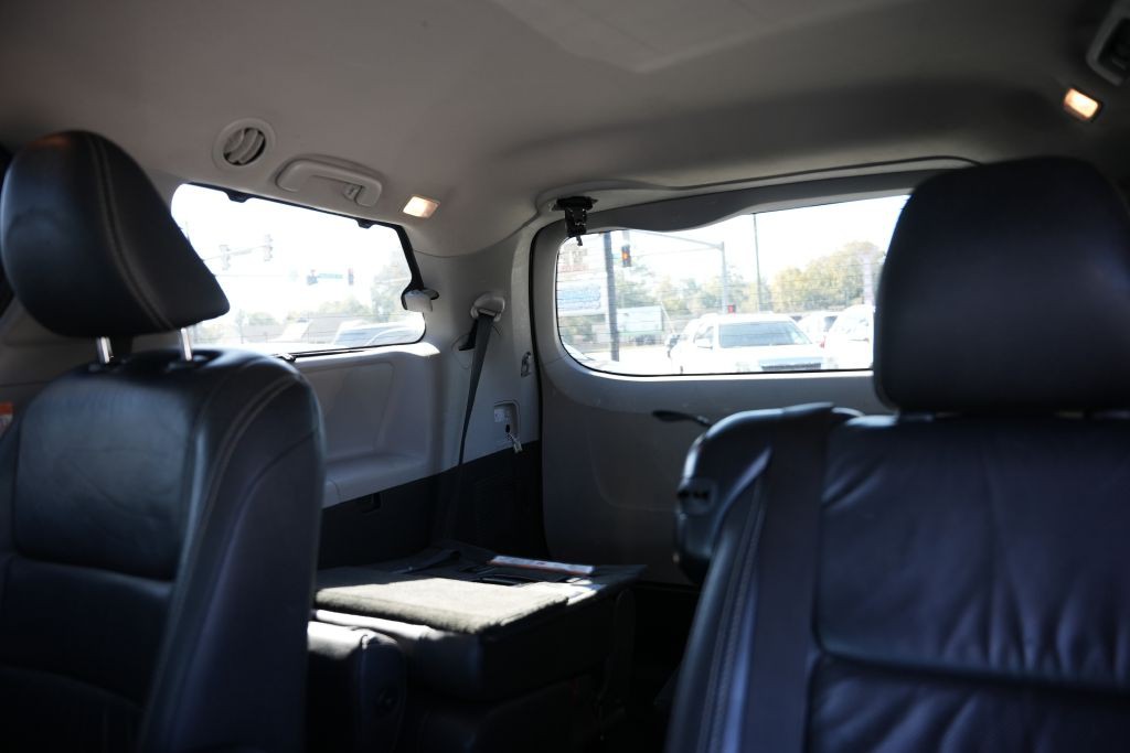 2018 Toyota Sienna Image 11
