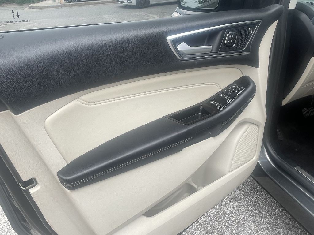 2020 Ford Edge Image 8