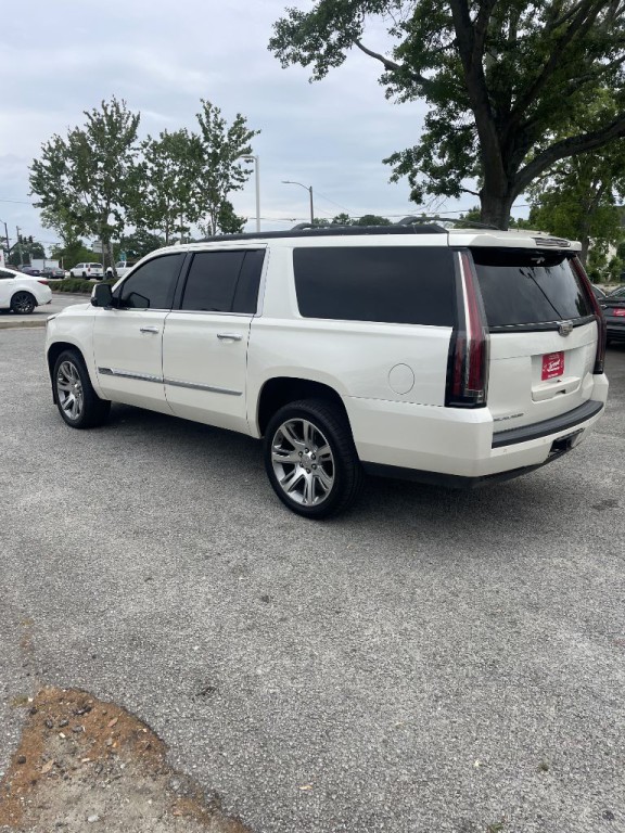 2015 Cadillac Escalade Image 2