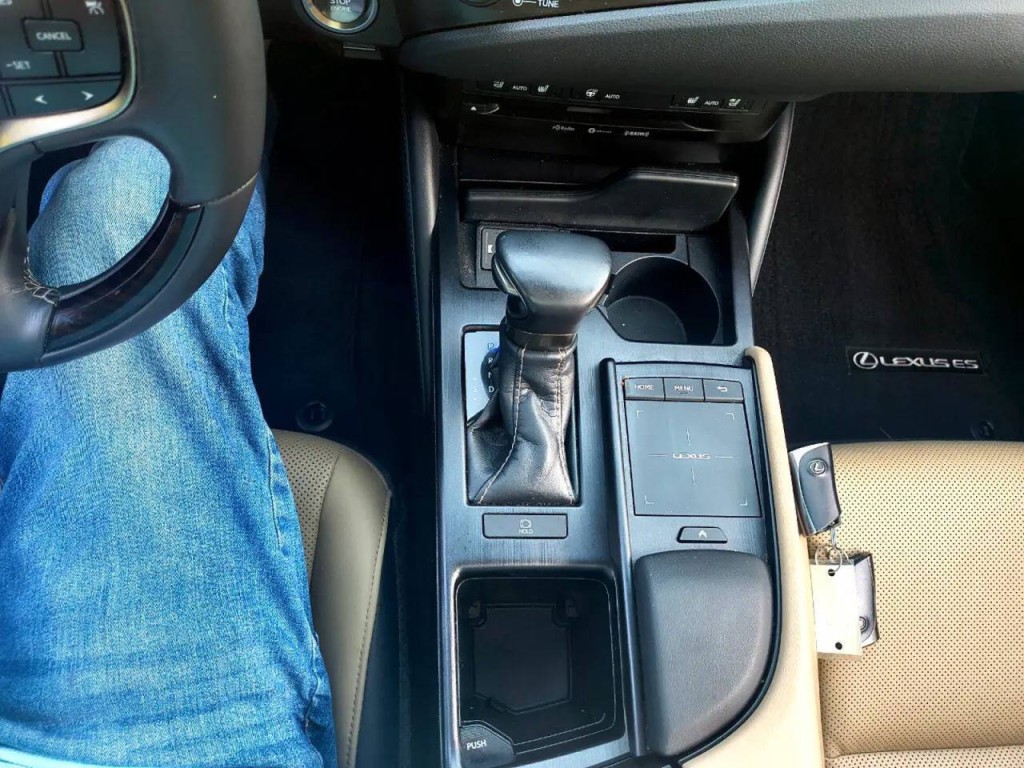 2020 Lexus ES 350 Image 25