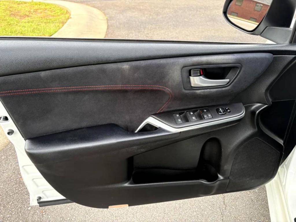 2017 Toyota Camry Image 11