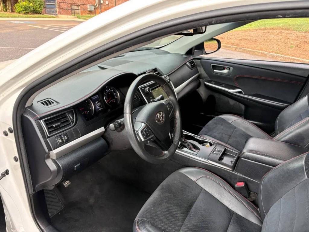2017 Toyota Camry Image 13