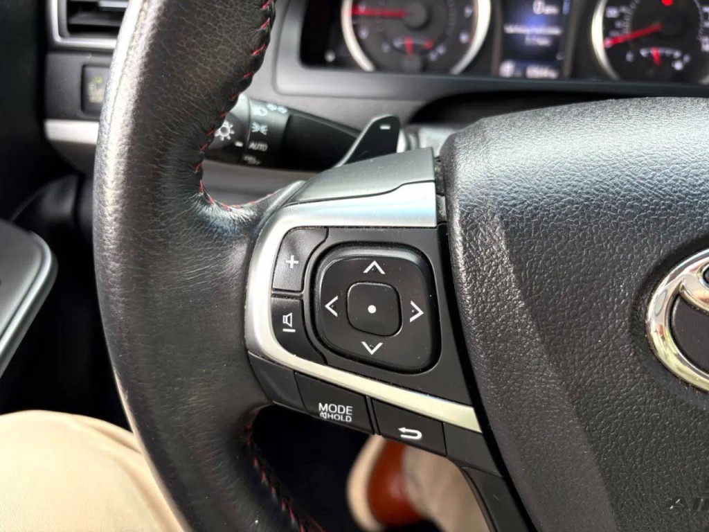 2017 Toyota Camry Image 16