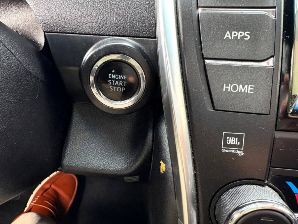 2017 Toyota Camry Image 18