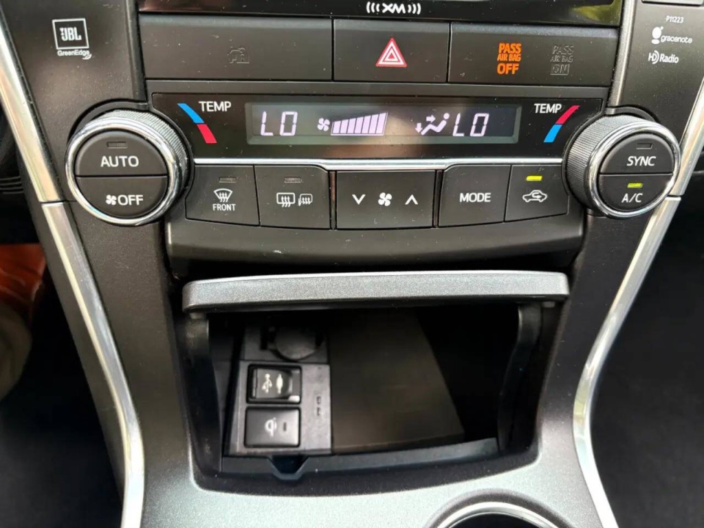 2017 Toyota Camry Image 21