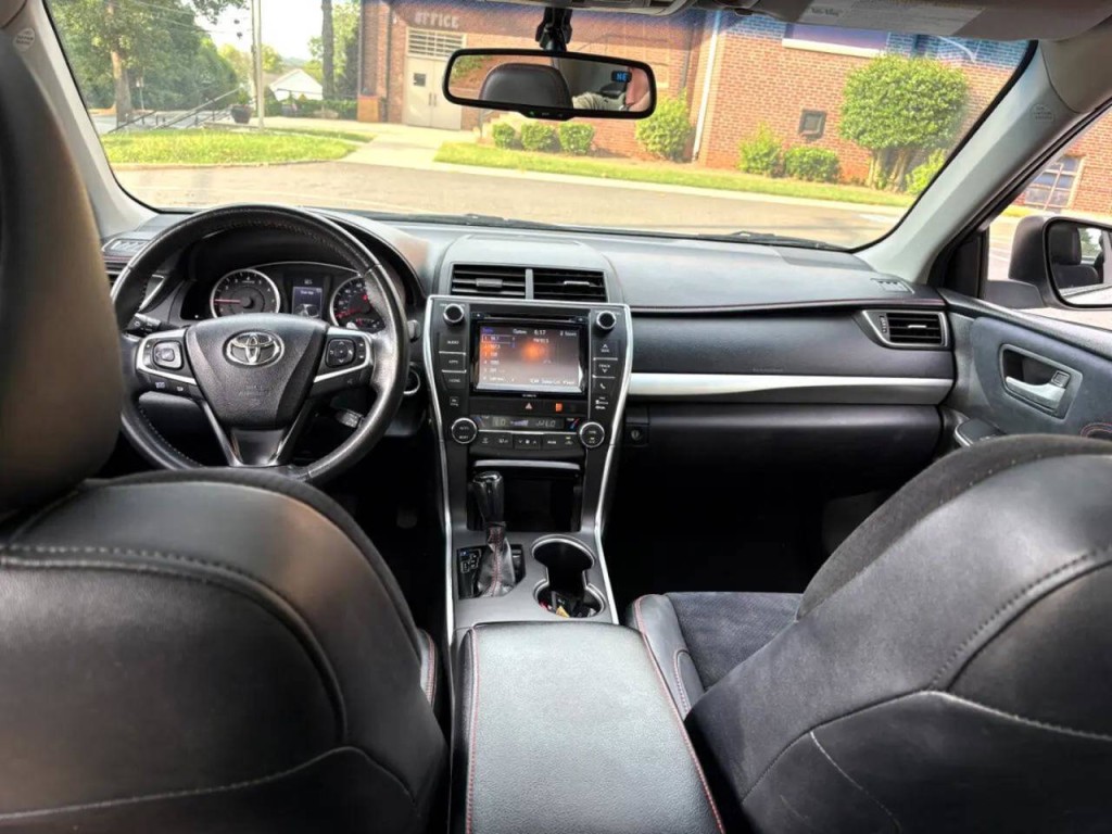 2017 Toyota Camry Image 24