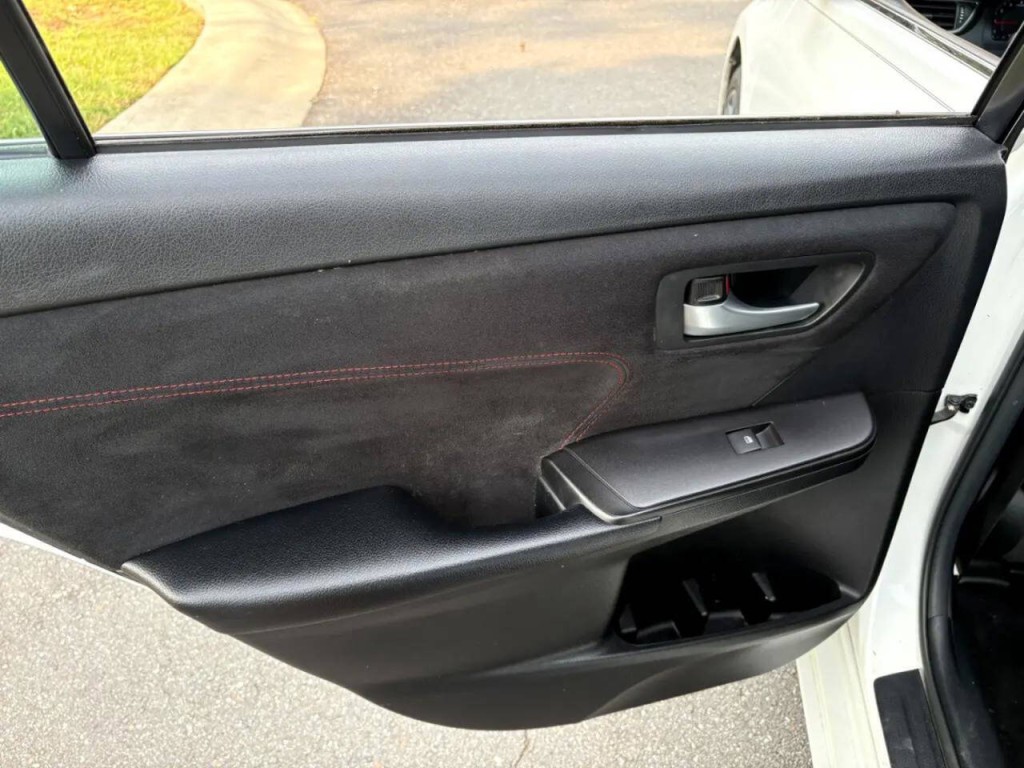 2017 Toyota Camry Image 25