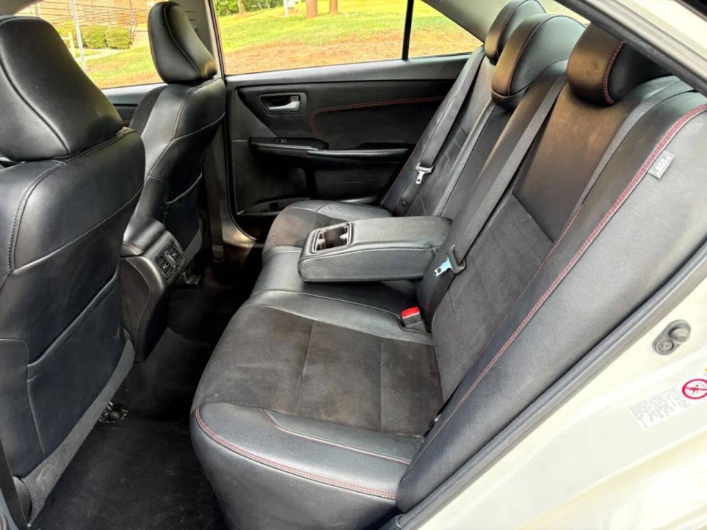 2017 Toyota Camry Image 26