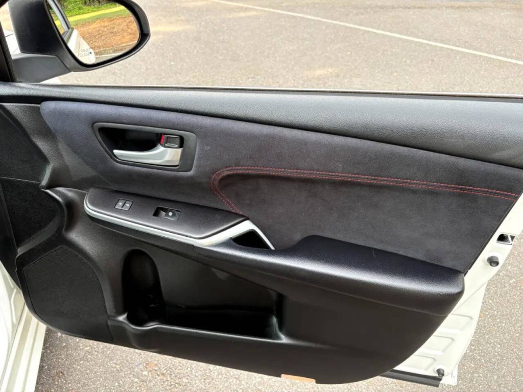 2017 Toyota Camry Image 28