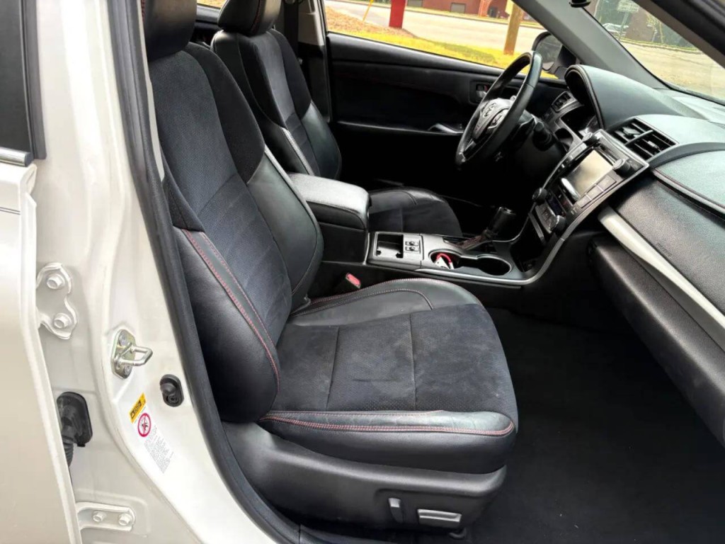 2017 Toyota Camry Image 29