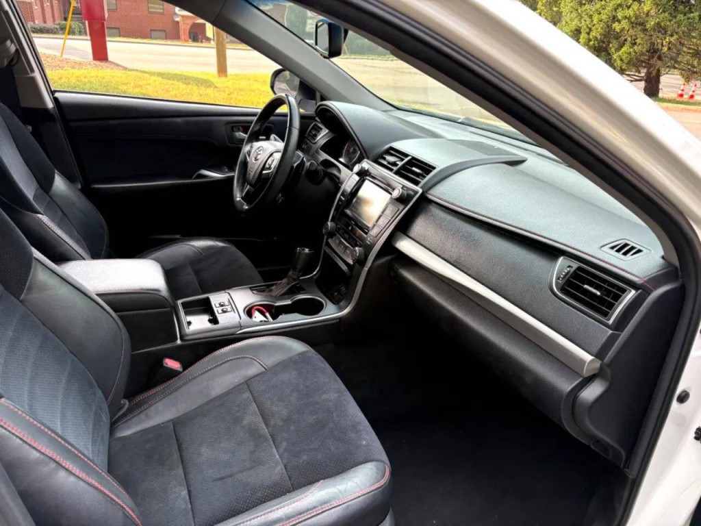 2017 Toyota Camry Image 30