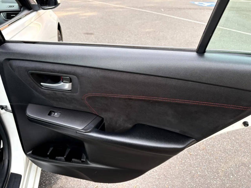 2017 Toyota Camry Image 31