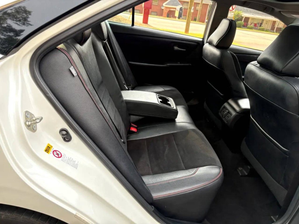 2017 Toyota Camry Image 32