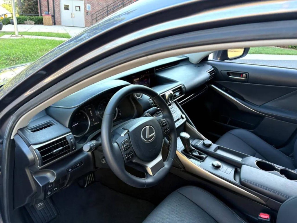 2019 Lexus IS 300 Image 13