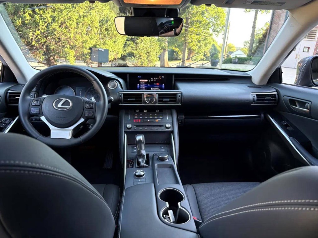 2019 Lexus IS 300 Image 25
