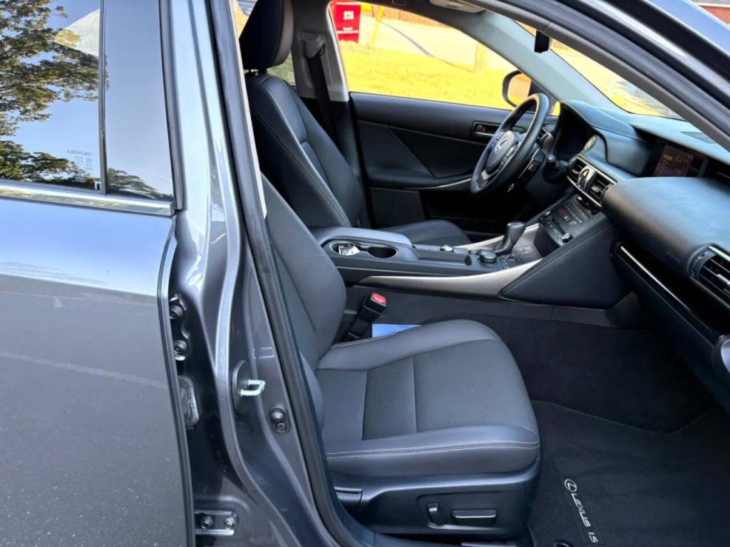 2019 Lexus IS 300 Image 31