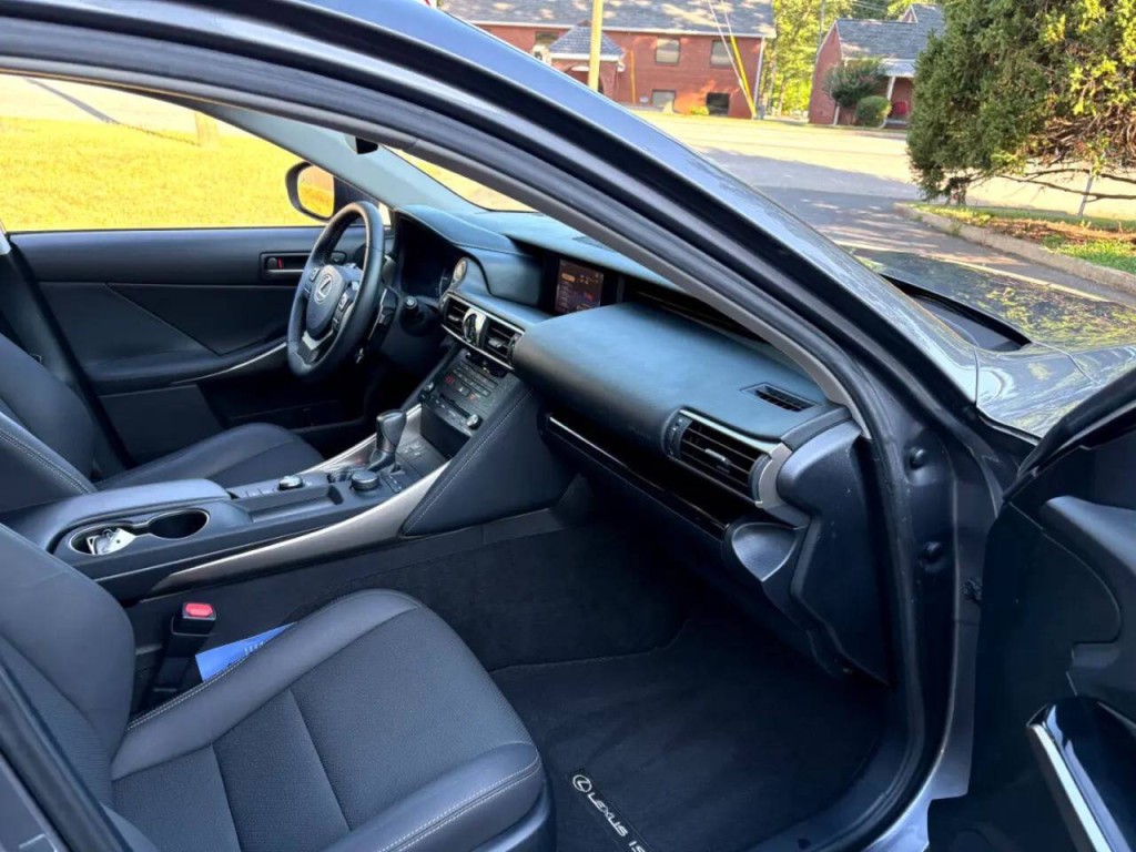 2019 Lexus IS 300 Image 32