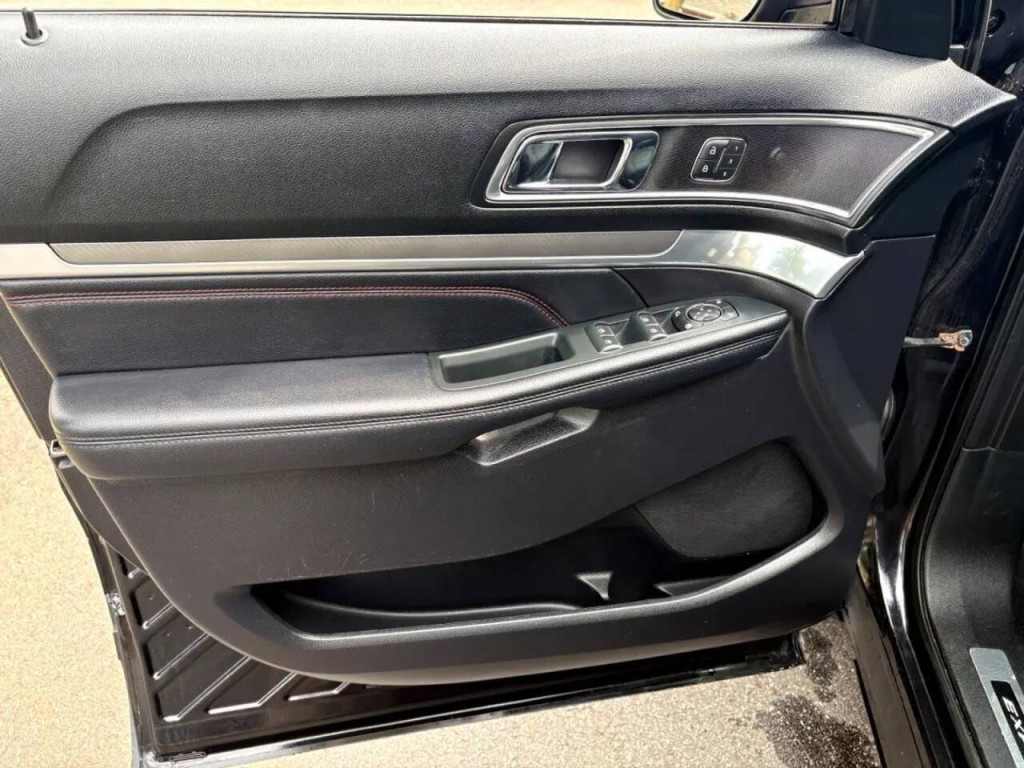 2019 Ford Explorer Image 2