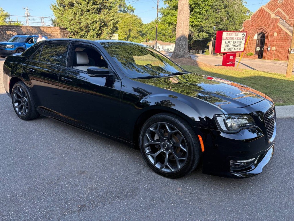 2020 Chrysler 300 Image 1