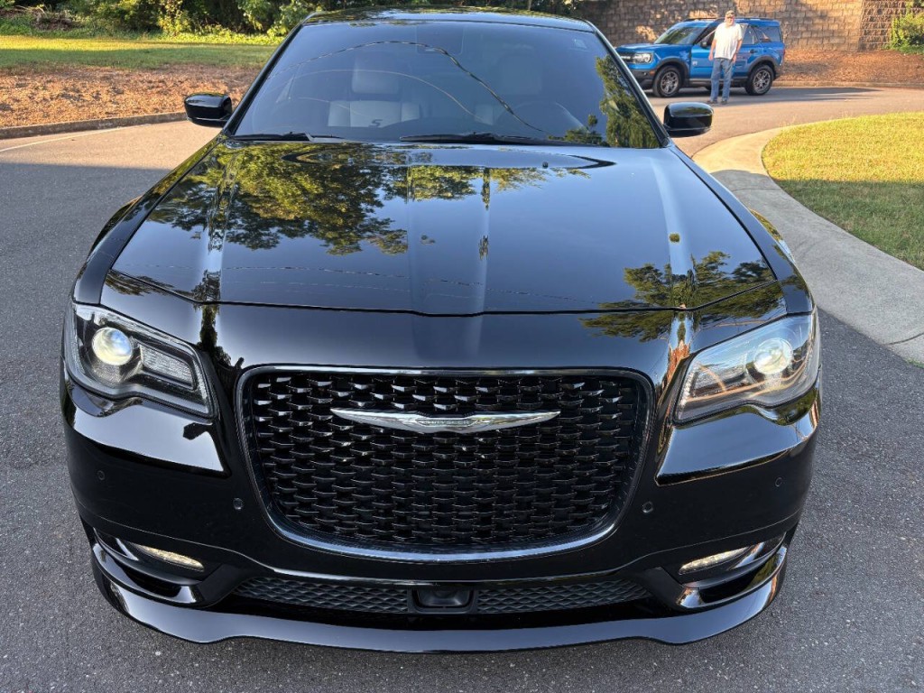 2020 Chrysler 300 Image 2