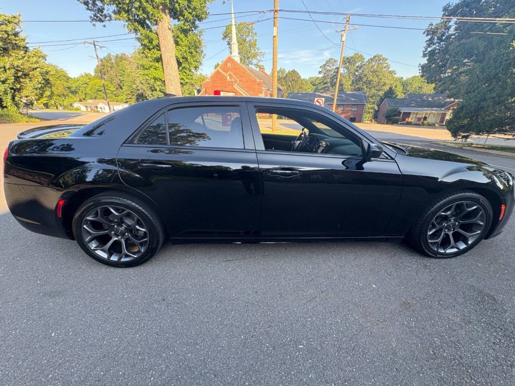 2020 Chrysler 300 Image 8