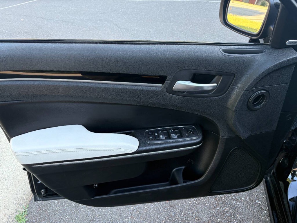2020 Chrysler 300 Image 9