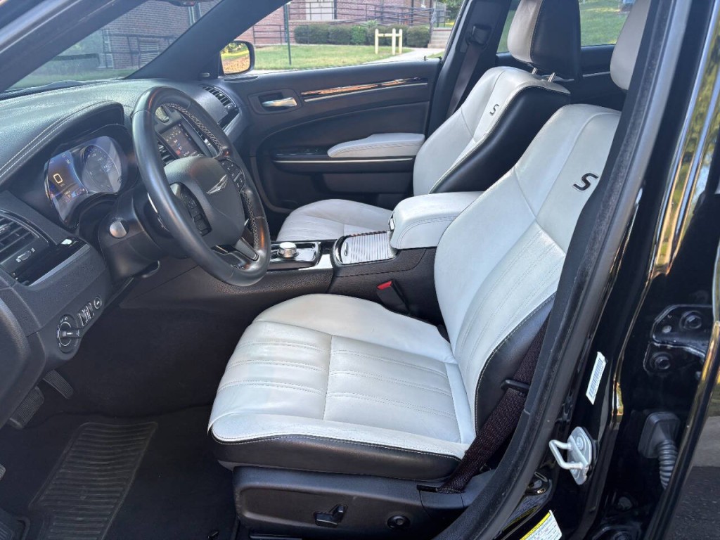 2020 Chrysler 300 Image 10