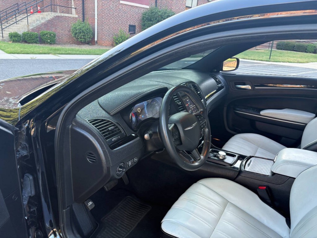 2020 Chrysler 300 Image 11