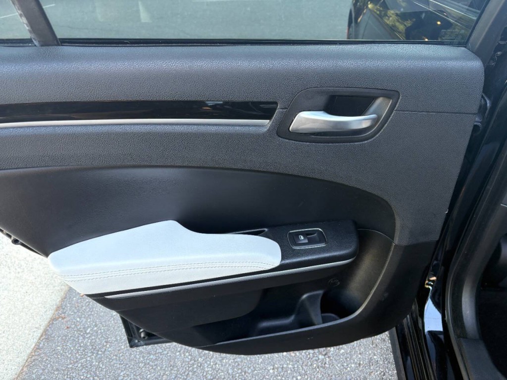 2020 Chrysler 300 Image 24