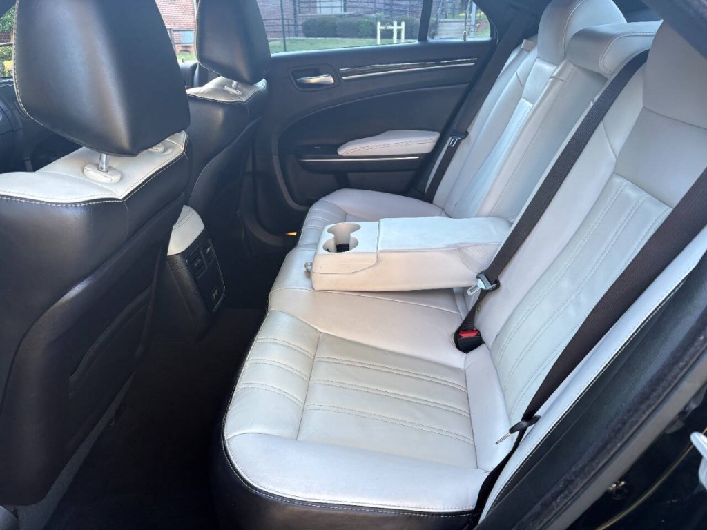 2020 Chrysler 300 Image 25