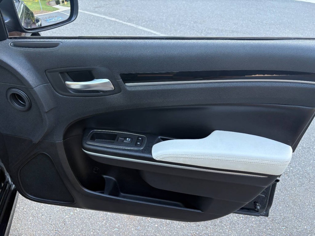 2020 Chrysler 300 Image 27
