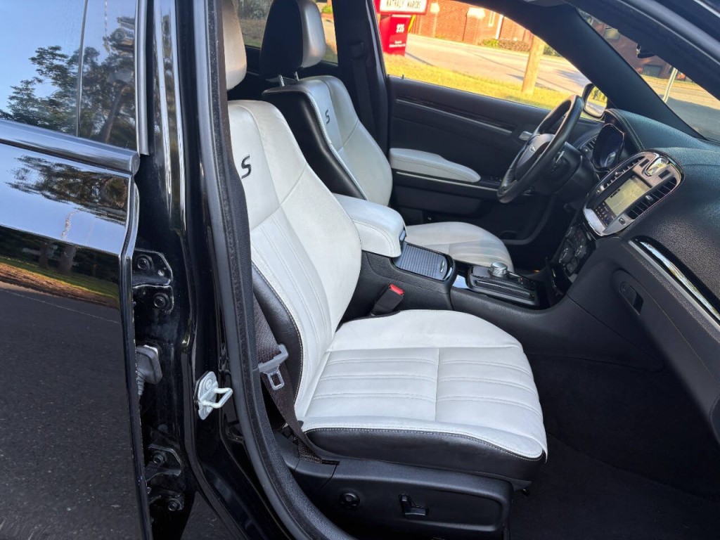 2020 Chrysler 300 Image 28