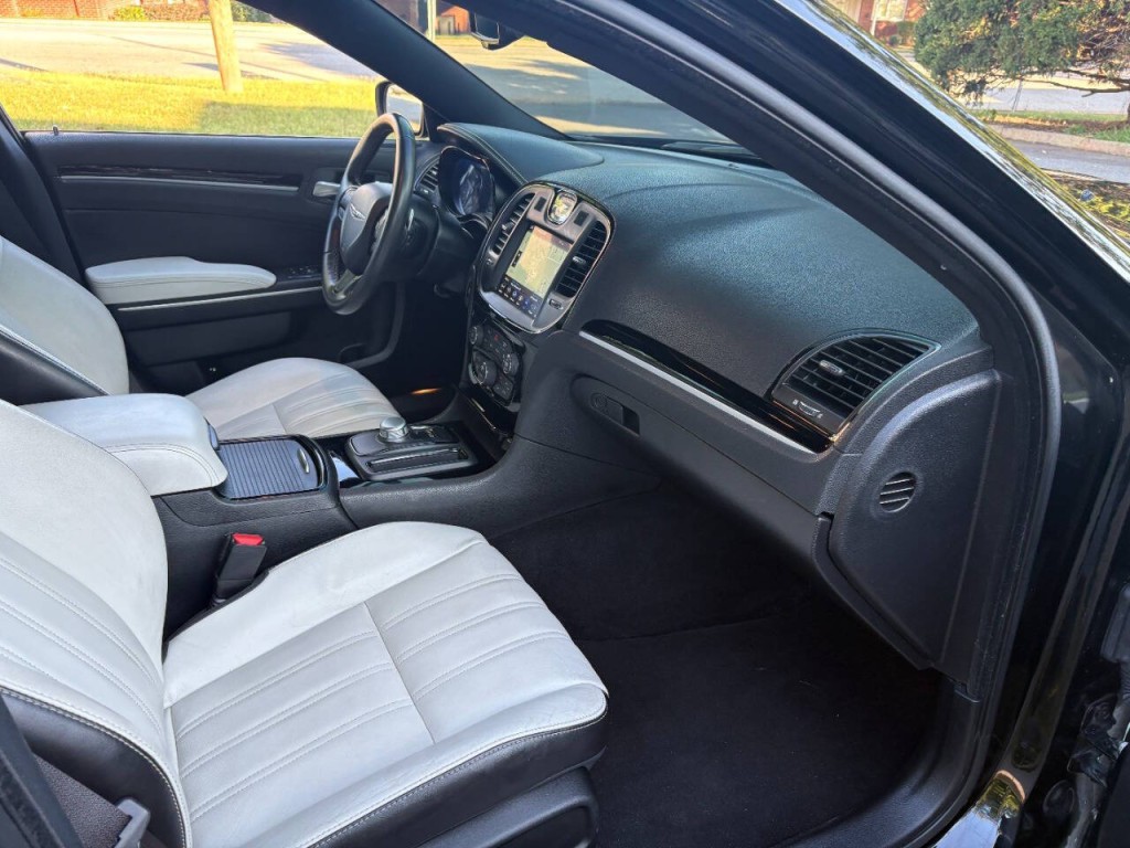 2020 Chrysler 300 Image 29
